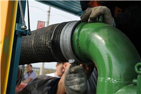 羅德移動泵車室外試機(jī)安裝出水管路 羅德移動泵車室外試機(jī)安裝出水管路