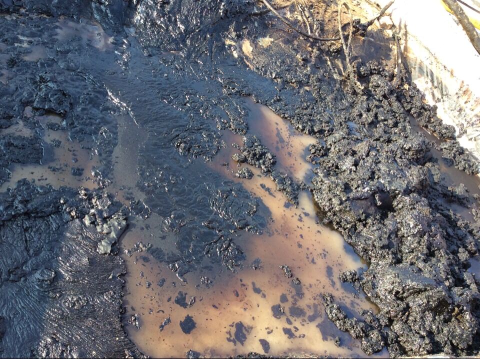 含油污水是原油、泥沙、水等的混合物。