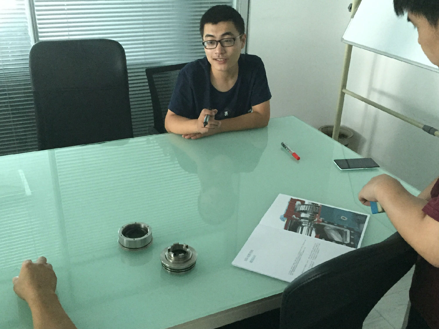 羅德轉(zhuǎn)子泵團(tuán)隊進(jìn)行技術(shù)討論 羅德轉(zhuǎn)子泵團(tuán)隊進(jìn)行技術(shù)討論