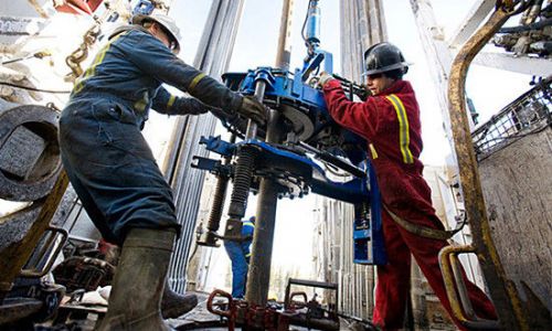 加拿大油田工人作業(yè) 加拿大油田工人作業(yè)