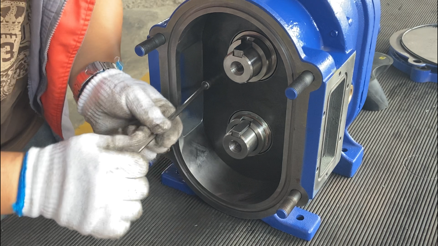 安裝內(nèi)襯板，固定螺絲