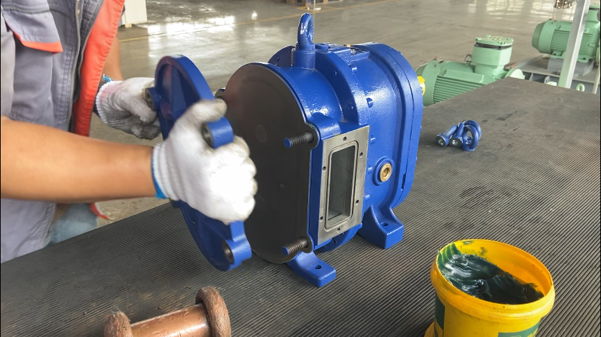 填入密封圈，裝外襯板，泵蓋，對(duì)角扭緊快裝螺絲