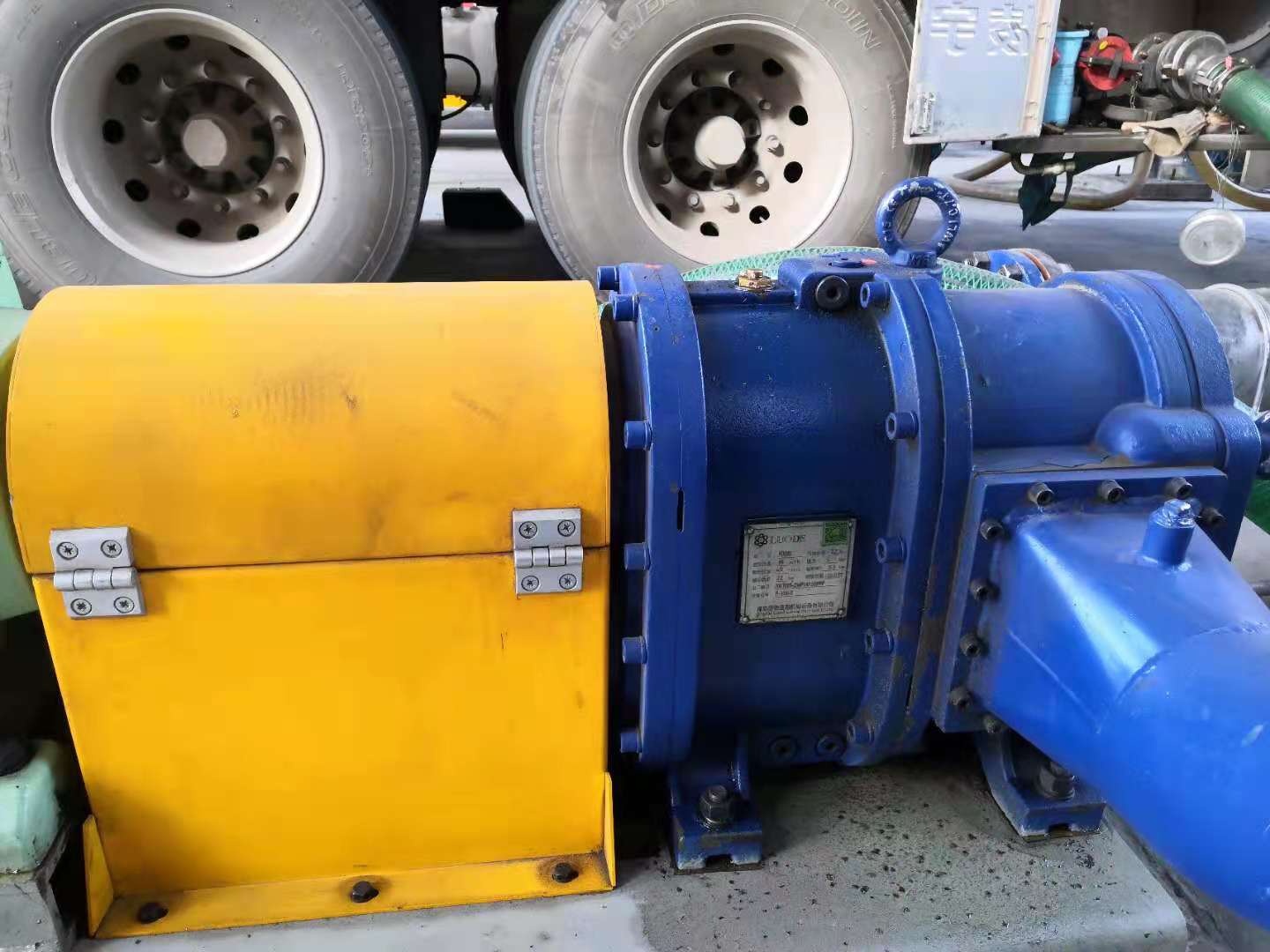 羅德石腦油卸車(chē)泵近景 羅德石腦油卸車(chē)泵近景